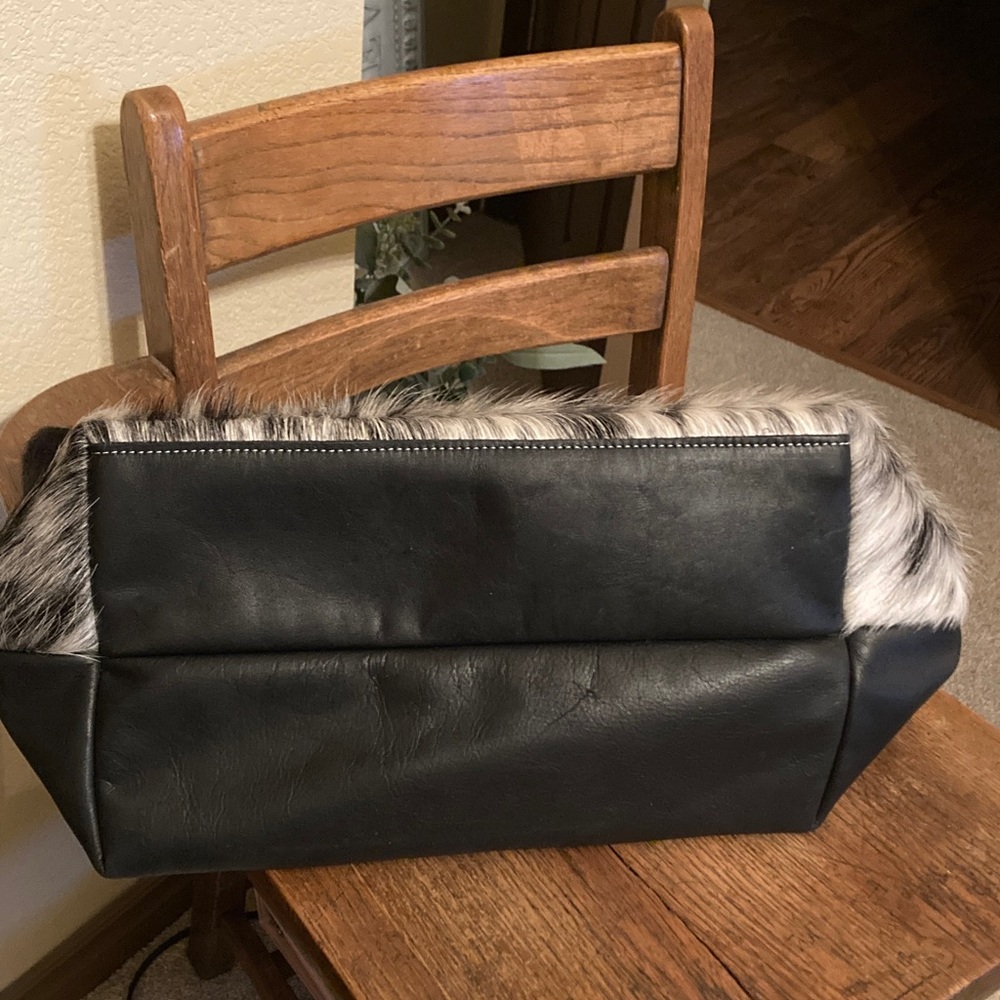 Crimson Willow Getaway Tote w/Dust Bag Like New! - Picture 7 of 8